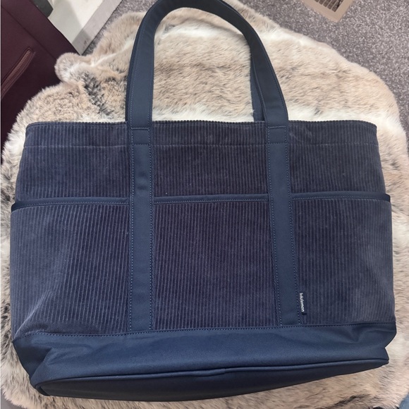 Lululemon Daily Multi-Pocket Tote Bag 20L in True Navy corduroy - Picture 3 of 8